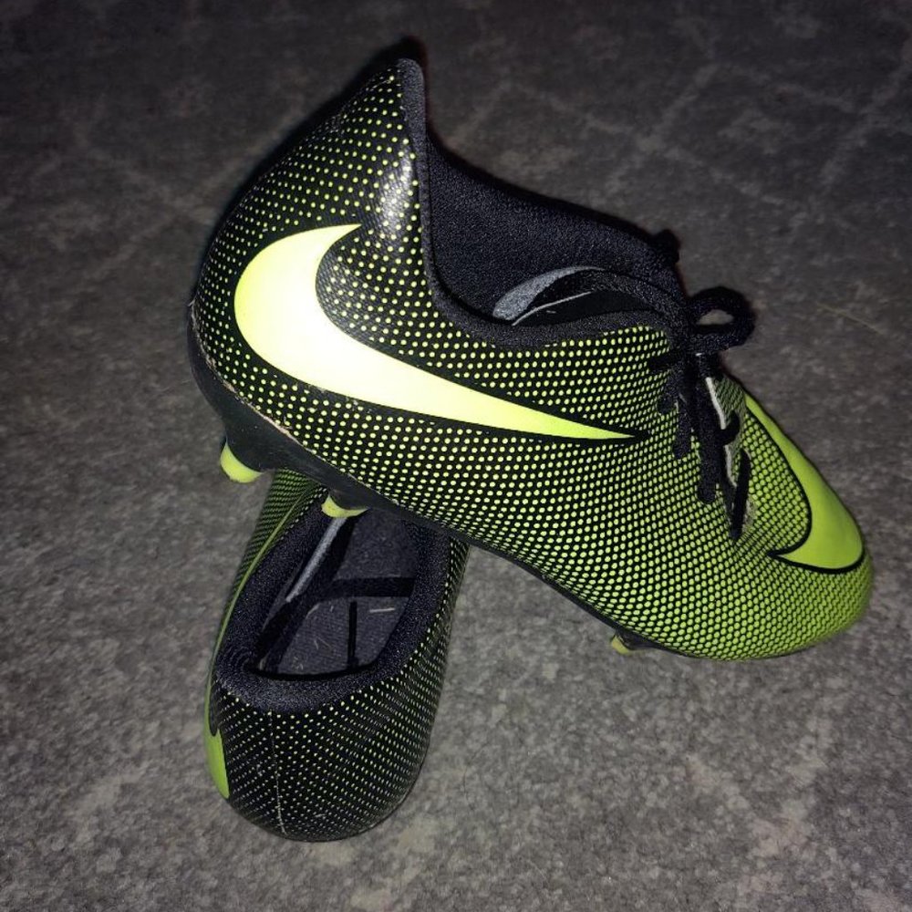 Soccer Shoes - Picture 3 of 5